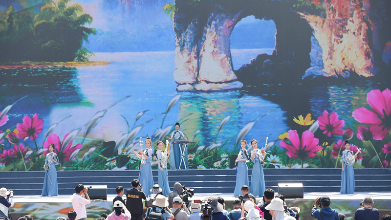 花語湖畔、香動(dòng)凌源 女子水晶樂坊亮相第五屆中國(guó)凌源百合節(jié)