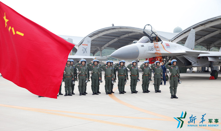 ↑軍旗招展，航空驕子對藍天宣誓。