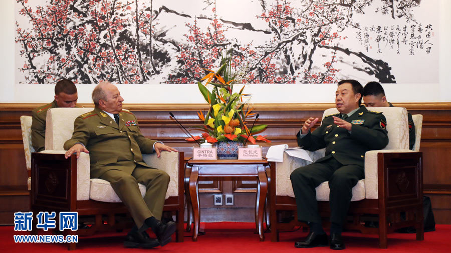 3月28日，中央軍委副主席范長(zhǎng)龍?jiān)诒本┽烎~(yú)臺(tái)國(guó)賓館會(huì)見(jiàn)來(lái)華訪問(wèn)的古巴革命武裝力量部部長(zhǎng)萊奧波爾多·辛特拉。 新華社發(fā)（劉芳 攝） 