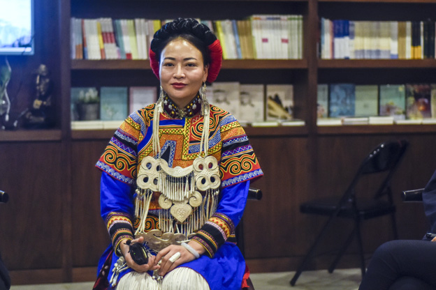 阿牛阿呷：對彝族姑娘來說，胎教就是彝族的刺繡文化，但是當我們走出來，我們覺得我們對其他支系的服飾知識了解太少了，需要學習的很多，所以開辦了這個專業。