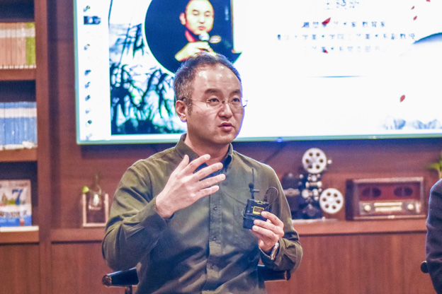 王曉昕：語言問題其實是非遺傳承所面臨的一個普遍問題。非遺傳承人可能有很好的技藝，但是因為語言問題沒有辦法與外面的人交流，就失去了傳承的機會。