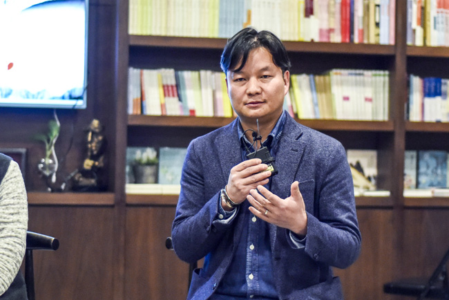 丁大為：烏銅走銀有三百年的歷史了，是云南地區(qū)獨有的技藝。這門技藝入門大概需要3年，學(xué)成需要20年。用語言去表達(dá)它其實是很難的。