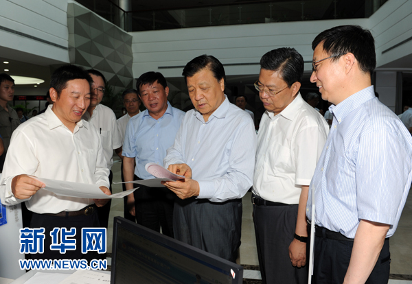  7月22日至23日，中共中央政治局常委、中央書記處書記劉云山在上海調(diào)研。這是7月22日，劉云山在中國（上海）自貿(mào)試驗區(qū)外高橋綜合服務(wù)大廳調(diào)研。新華社記者 饒愛民 攝 