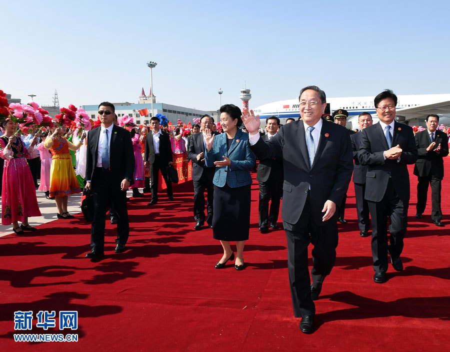  9月25日，以中共中央政治局常委、全國政協(xié)主席俞正聲為團(tuán)長的中央代表團(tuán)飛抵烏魯木齊，出席新疆維吾爾自治區(qū)成立60周年慶?；顒?。新華社記者 饒愛民 攝