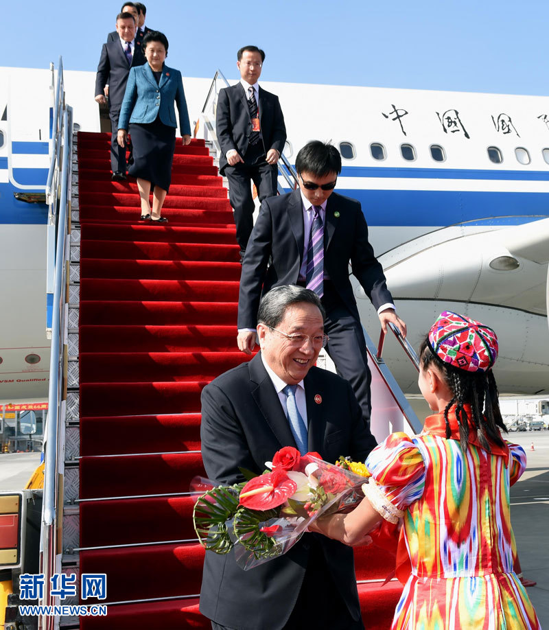 9月25日，以中共中央政治局常委、全國政協(xié)主席俞正聲為團(tuán)長的中央代表團(tuán)飛抵烏魯木齊，出席新疆維吾爾自治區(qū)成立60周年慶?；顒印Ｐ氯A社記者 饒愛民 攝