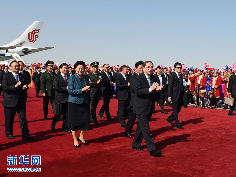 9月25日，以中共中央政治局常委、全國政協(xié)主席俞正聲為團(tuán)長的中央代表團(tuán)飛抵烏魯木齊，出席新疆維吾爾自治區(qū)成立60周年慶?；顒?。新華社記者 高潔 攝