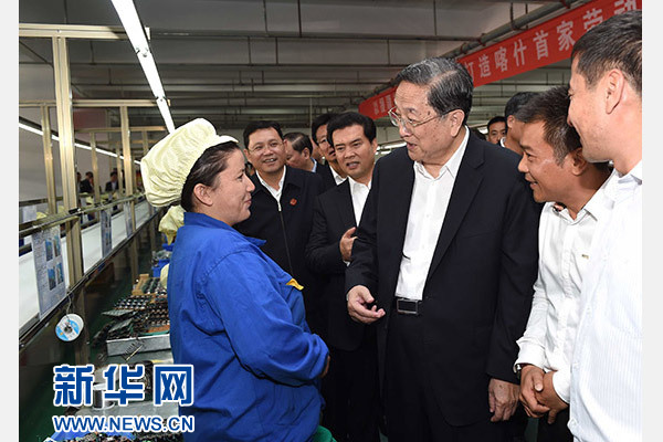 這是俞正聲等在喀什經(jīng)濟(jì)開(kāi)發(fā)區(qū)深圳產(chǎn)業(yè)園視察電子產(chǎn)品生產(chǎn)線，并與現(xiàn)場(chǎng)工人親切交流。新華社記者 饒愛(ài)民 攝
