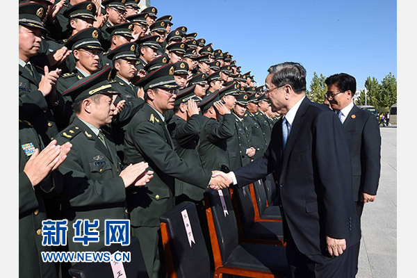 這是俞正聲等赴南疆軍區(qū)慰問(wèn)，會(huì)見(jiàn)官兵代表。新華社記者 饒愛(ài)民 攝
