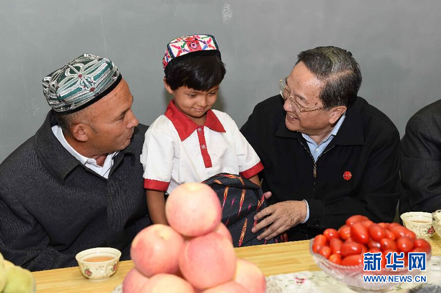 9月27日，中共中央政治局常委、全國政協(xié)主席、中央代表團團長俞正聲率中央代表團部分成員赴喀什地區(qū)莎車縣看望各族干部群眾。這是俞正聲到新疆生產(chǎn)建設兵團第三師莎車農(nóng)場維吾爾族團場職工家中看望，并向小朋友贈送學習用品。新華社記者 饒愛民 攝
