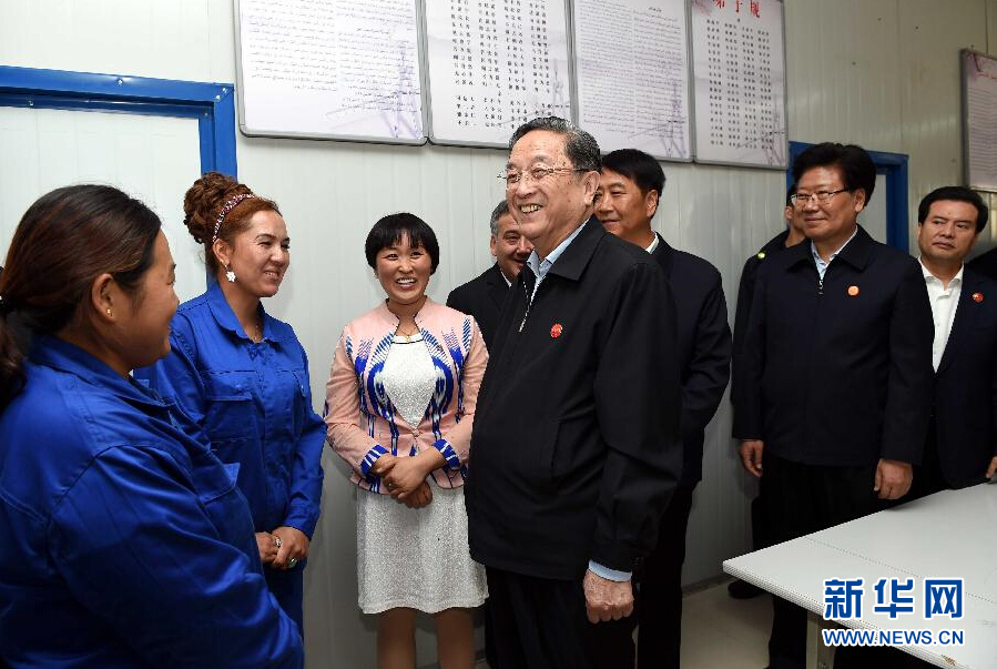 9月27日，中共中央政治局常委、全國政協(xié)主席、中央代表團團長俞正聲率中央代表團部分成員來到新疆英吉沙縣喀什中興手套有限公司考察。新華社記者 饒愛民 攝 