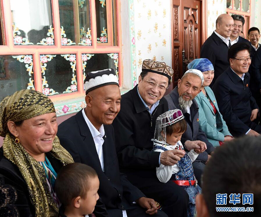 9月27日，中共中央政治局常委、全國政協(xié)主席、中央代表團團長俞正聲率中央代表團部分成員赴喀什地區(qū)莎車縣看望各族干部群眾。這是俞正聲在莎車縣艾力西湖鎮(zhèn)21村看望維吾爾族村民阿布來提·阿不力孜一家。新華社記者 饒愛民 攝