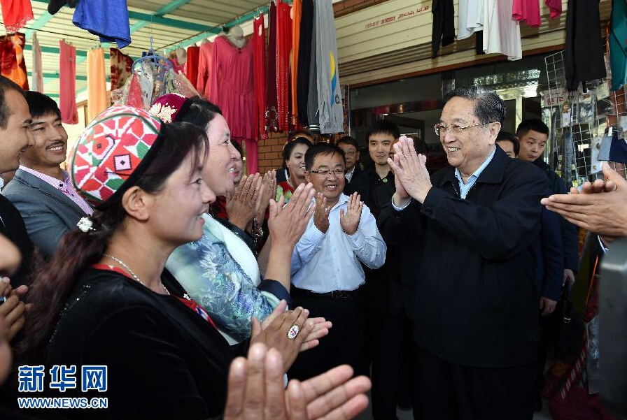 9月27日，中共中央政治局常委、全國政協(xié)主席、中央代表團團長俞正聲率中央代表團部分成員赴喀什地區(qū)莎車縣看望各族干部群眾。這是俞正聲在莎車縣艾力西湖鎮(zhèn)21村看望慰問維吾爾族群眾。新華社記者 饒愛民 攝