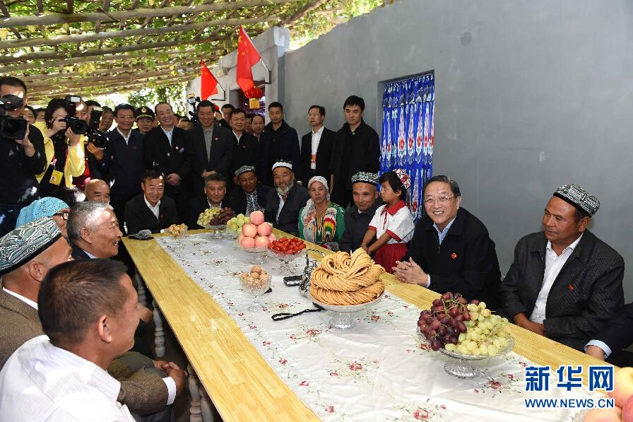 9月27日，中共中央政治局常委、全國政協(xié)主席、中央代表團團長俞正聲率中央代表團部分成員赴喀什地區(qū)莎車縣看望各族干部群眾。這是俞正聲到新疆生產(chǎn)建設兵團第三師莎車農(nóng)場維吾爾族團場職工家中看望。新華社記者 饒愛民 攝