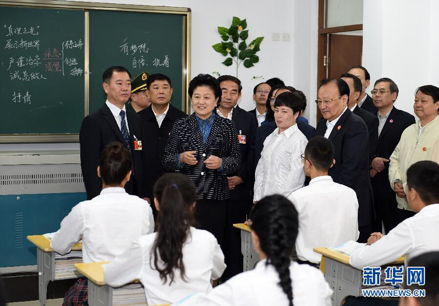 9月27日，中共中央政治局委員、國務院副總理、中央代表團副團長劉延東率中央代表團分團，帶著黨中央、國務院的親切關懷和全國各族人民的深切情誼，來到和田地區、阿克蘇地區慰問各族干部群眾，并祝賀大家中秋節快樂。這是劉延東視察對口援建的和田天津中學。新華社記者 張領 攝