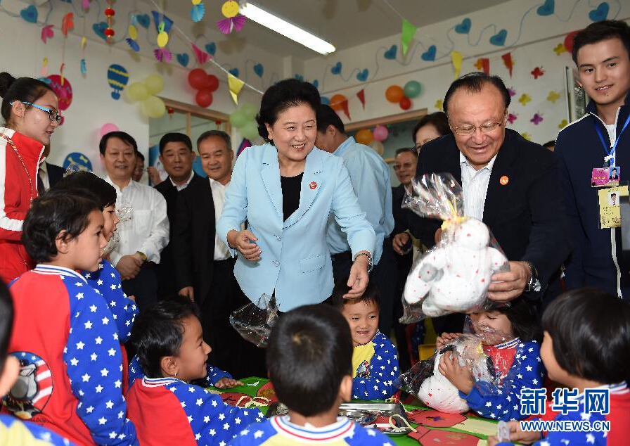 9月27日，中共中央政治局委員、國務院副總理、中央代表團副團長劉延東率中央代表團分團，帶著黨中央、國務院的親切關懷和全國各族人民的深切情誼，來到和田地區、阿克蘇地區慰問各族干部群眾，并祝賀大家中秋節快樂。這是劉延東在阿克蘇市“雙語”幼兒園與孩子們在一起。新華社記者 張領 攝