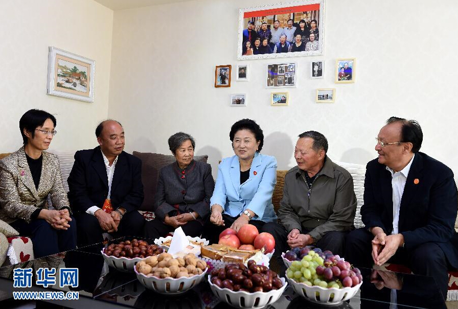 9月27日，中共中央政治局委員、國務院副總理、中央代表團副團長劉延東率中央代表團分團，帶著黨中央、國務院的親切關懷和全國各族人民的深切情誼，來到和田地區、阿克蘇地區慰問各族干部群眾，并祝賀大家中秋節快樂。這是劉延東來到新疆生產建設兵團第一師五團團場退休職工包春祥家中慰問。新華社記者 張領 攝