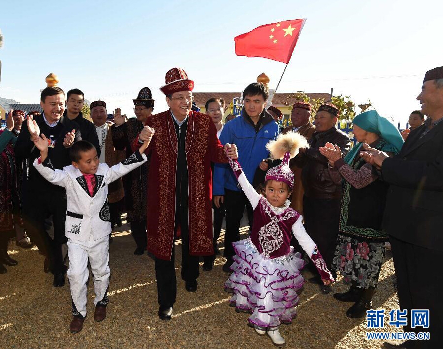 9月29日，中共中央政治局常委、全國政協(xié)主席、中央代表團(tuán)團(tuán)長俞正聲率中央代表團(tuán)部分成員赴阿勒泰地區(qū)看望各族干部群眾。這是俞正聲來到布爾津縣也拉曼牧民定居新村看望哈薩克族牧民。新華社記者 高潔 攝