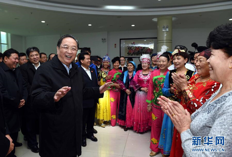 9月29日，中共中央政治局常委、全國政協(xié)主席、中央代表團(tuán)團(tuán)長俞正聲率中央代表團(tuán)部分成員赴阿勒泰地區(qū)看望各族干部群眾。這是俞正聲來到阿勒泰地區(qū)老年人活動(dòng)中心慰問群眾。新華社記者 饒愛民 攝