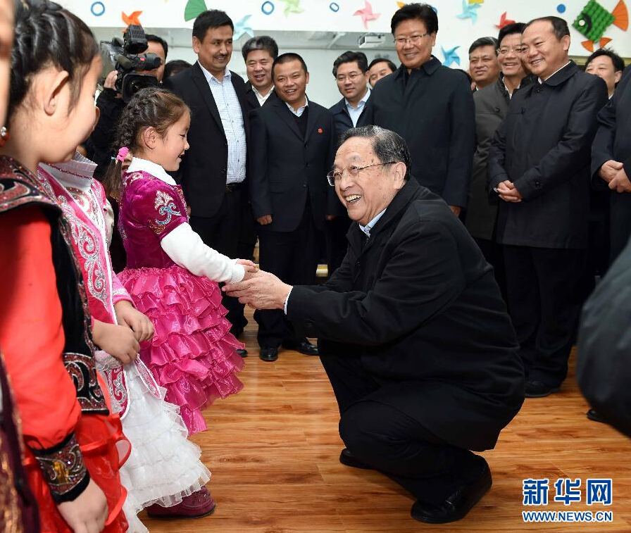 9月29日，中共中央政治局常委、全國政協(xié)主席、中央代表團(tuán)團(tuán)長俞正聲率中央代表團(tuán)部分成員赴阿勒泰地區(qū)看望各族干部群眾。這是俞正聲來到布爾津縣也拉曼牧民定居新村幼兒園，同小朋友交流。新華社記者 饒愛民 攝