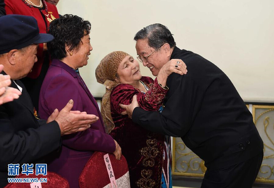 9月29日，中共中央政治局常委、全國政協(xié)主席、中央代表團(tuán)團(tuán)長俞正聲率中央代表團(tuán)部分成員赴阿勒泰地區(qū)看望各族干部群眾。這是俞正聲接見阿勒泰地區(qū)有關(guān)負(fù)責(zé)同志、各界人士代表和援疆干部代表時(shí)與維吾爾族老人阿尼帕·阿力馬洪親切擁抱。阿尼帕·阿力馬洪先后收養(yǎng)漢、回、維吾爾、哈薩克4個(gè)民族的10個(gè)孤兒。新華社記者 饒愛民 攝 