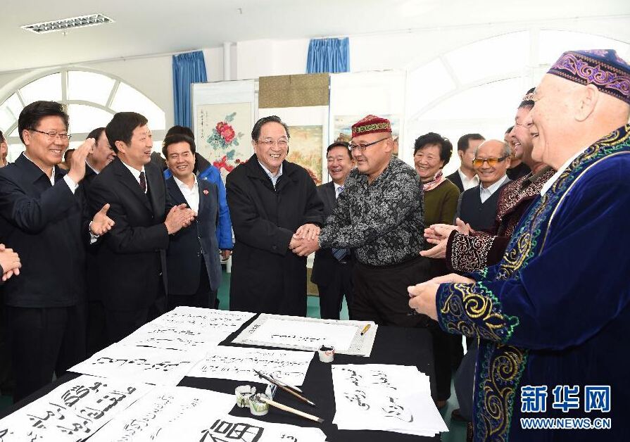 9月29日，中共中央政治局常委、全國政協(xié)主席、中央代表團(tuán)團(tuán)長俞正聲率中央代表團(tuán)部分成員赴阿勒泰地區(qū)看望各族干部群眾。這是俞正聲來到阿勒泰地區(qū)老年人活動(dòng)中心，觀看老同志書畫展，同老同志親切交談。新華社記者 高潔 攝
