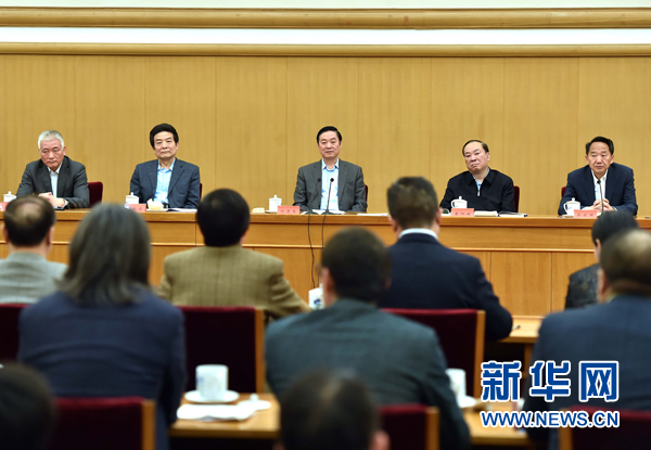 4月8日，中共中央政治局委員、中央書記處書記、中宣部部長(zhǎng)劉奇葆在北京同講好中國(guó)故事專家學(xué)者、文化交流使者研討班學(xué)員座談。 新華社記者李濤 攝