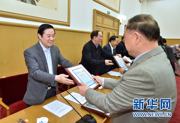 4月8日，中共中央政治局委員、中央書記處書記、中宣部部長(zhǎng)劉奇葆在北京同講好中國(guó)故事專家學(xué)者、文化交流使者研討班學(xué)員座談。這是劉奇葆在座談會(huì)上向獲得講好中國(guó)故事文化交流使者稱號(hào)的代表頒發(fā)證書。新華社記者 李濤 攝