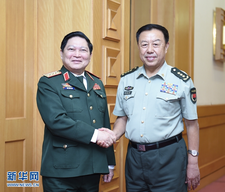 8月29日，中共中央政治局委員、中央軍委副主席范長(zhǎng)龍?jiān)诒本?huì)見越南共產(chǎn)黨中央政治局委員、國(guó)防部長(zhǎng)吳春歷。 新華社記者張領(lǐng)攝