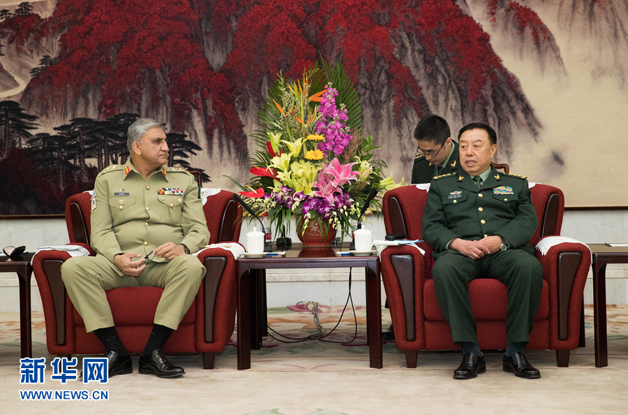 3月16日，中央軍委副主席范長(zhǎng)龍會(huì)見來(lái)訪的巴基斯坦陸軍參謀長(zhǎng)巴杰瓦。   新華社記者琚振華攝
