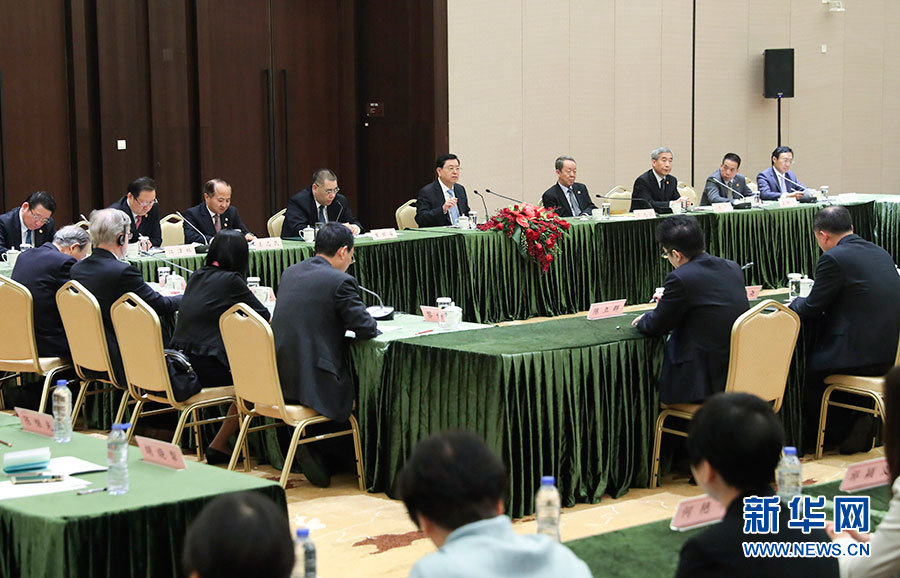 5月8日至10日，中共中央政治局常委、全國人大常委會委員長張德江視察澳門特別行政區。這是5月10日，張德江與教育工作者和學生代表座談。新華社記者 龐興雷 攝