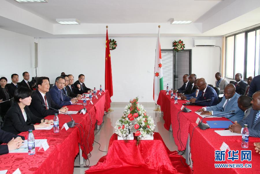  5月11日，中國國家副主席李源潮在布瓊布拉與布隆迪第一副總統(tǒng)辛迪姆沃和第二副總統(tǒng)布托雷舉行會談。新華社記者 呂天然 攝