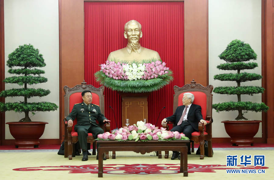 6月18日，在越南首都河內，正在越南訪問的中央軍委副主席范長龍（左）會見越共中央總書記阮富仲。 新華社發（李曉偉攝） 