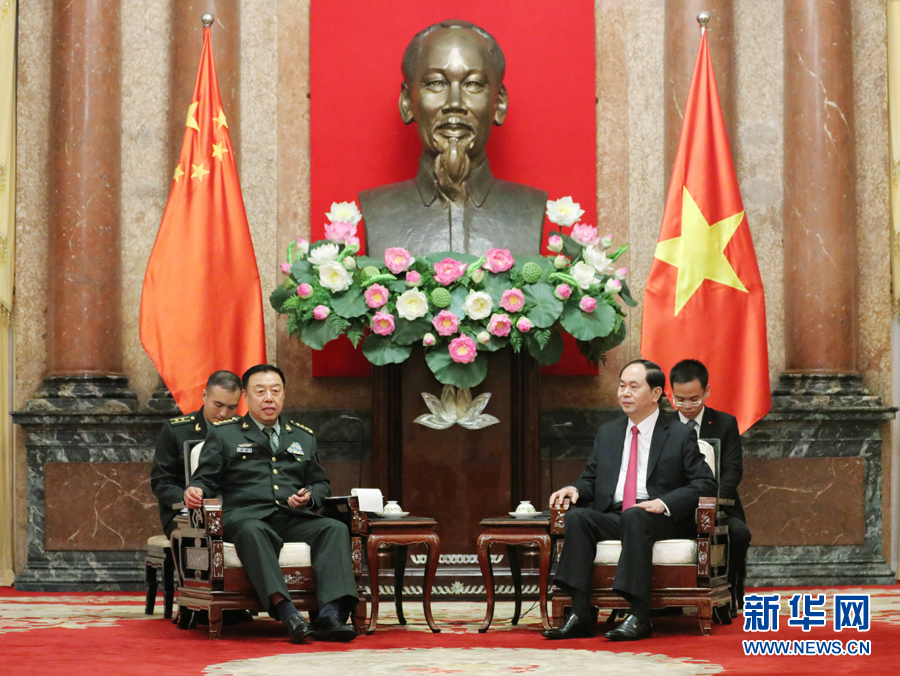 6月18日，在越南首都河內，正在越南訪問的中央軍委副主席范長龍（左前）會見越南國家主席陳大光（右前）。 新華社發（李曉偉攝）