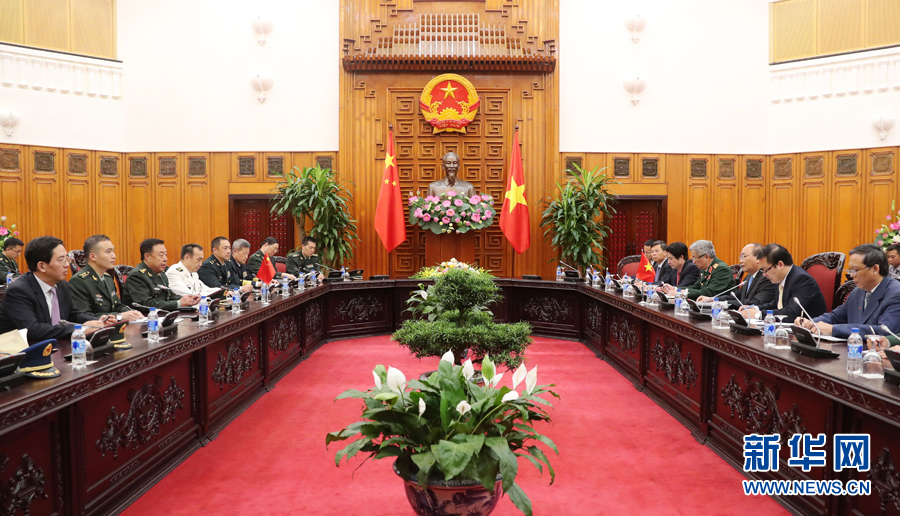 6月18日，在越南首都河內，正在越南訪問的中央軍委副主席范長龍（左三）會見越南政府總理阮春福（右三）。 新華社發（李曉偉攝）