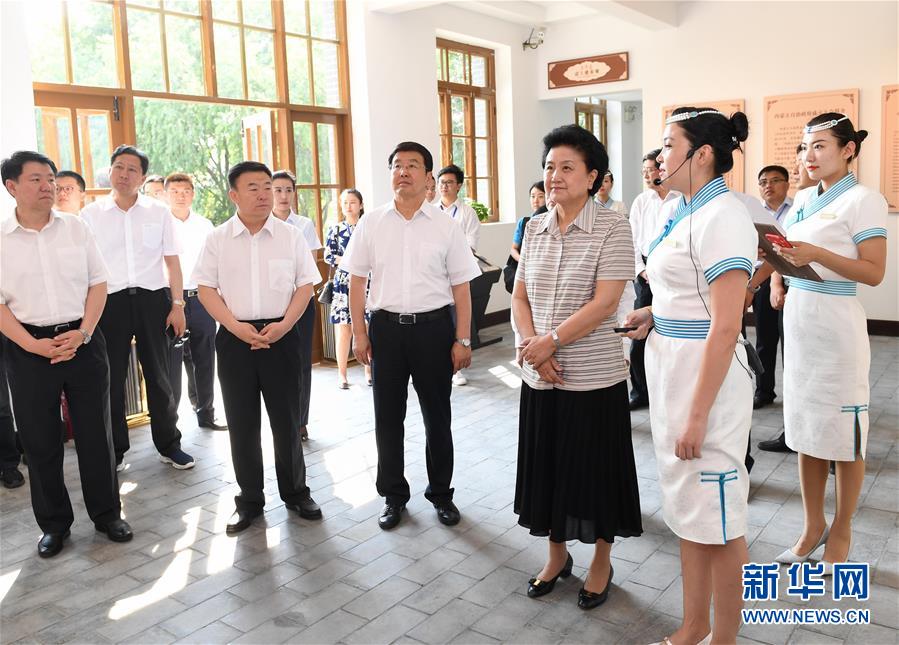 6月25日，全國民族團結進步創(chuàng)建經(jīng)驗交流現(xiàn)場會在內蒙古興安盟召開，中共中央政治局委員、國務院副總理劉延東出席會議并講話。在內蒙古期間，劉延東考察內蒙古人民代表會議舊址即“五一會址”，深入社區(qū)看望各族干部群眾。這是劉延東考察“五一會址”。新華社記者 陳曄華 攝