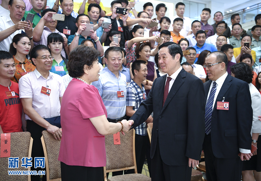 7月19日，中國曲藝家協(xié)會(huì)第八次全國代表大會(huì)在北京召開。中共中央政治局委員、中央書記處書記、中宣部部長劉奇葆出席開幕式并講話。這是開幕式前，劉奇葆接見與會(huì)代表。新華社記者 張領(lǐng) 攝