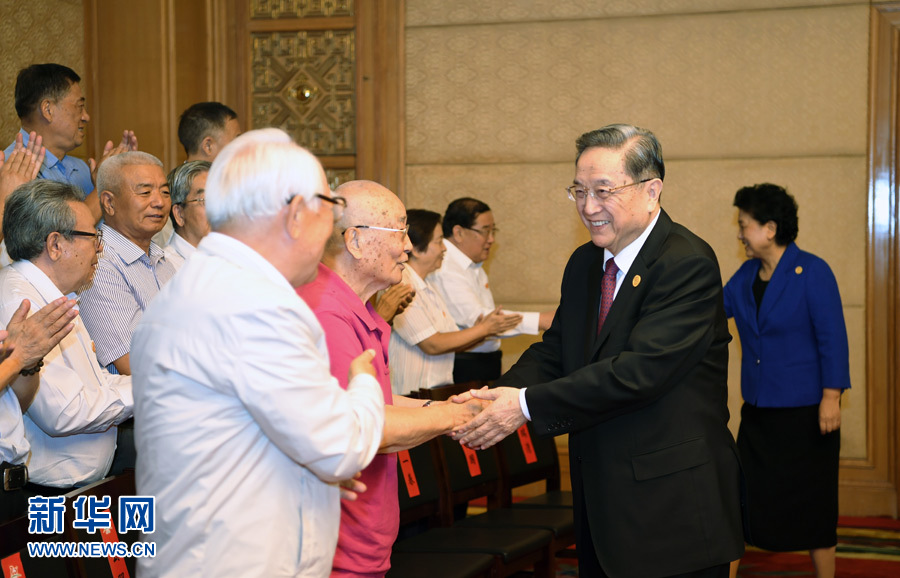 8月7日，中共中央政治局常委、全國政協主席、中央代表團團長俞正聲在內蒙古新城賓館會見內蒙古自治區離退休老同志和各族各界群眾代表，并與他們合影留念。新華社記者 張領 攝