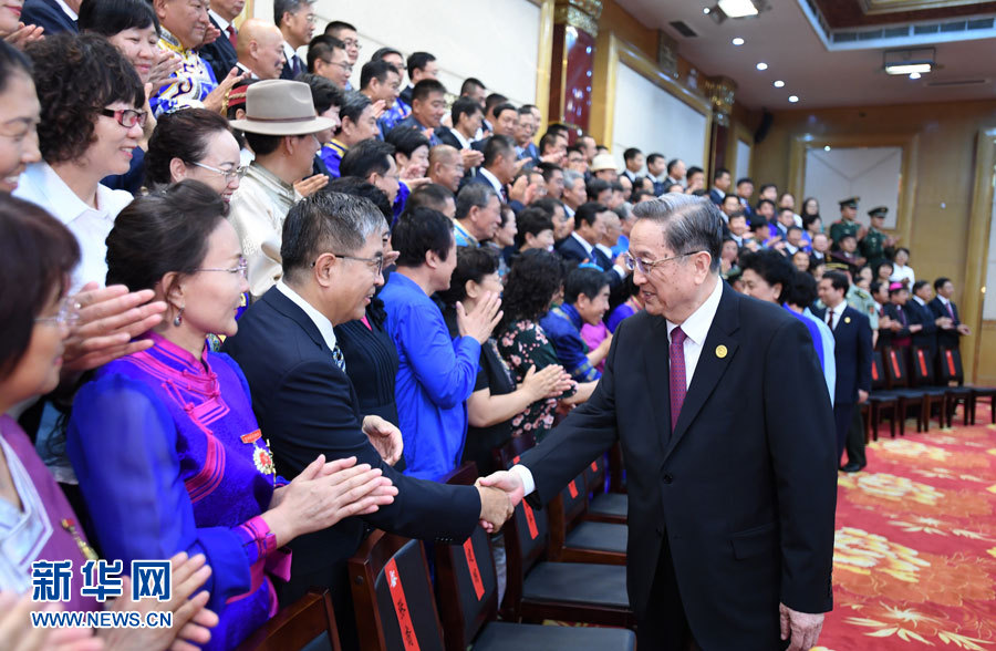 8月7日，中共中央政治局常委、全國政協主席、中央代表團團長俞正聲在內蒙古新城賓館會見內蒙古自治區離退休老同志和各族各界群眾代表，并與他們合影留念。新華社記者 張領 攝