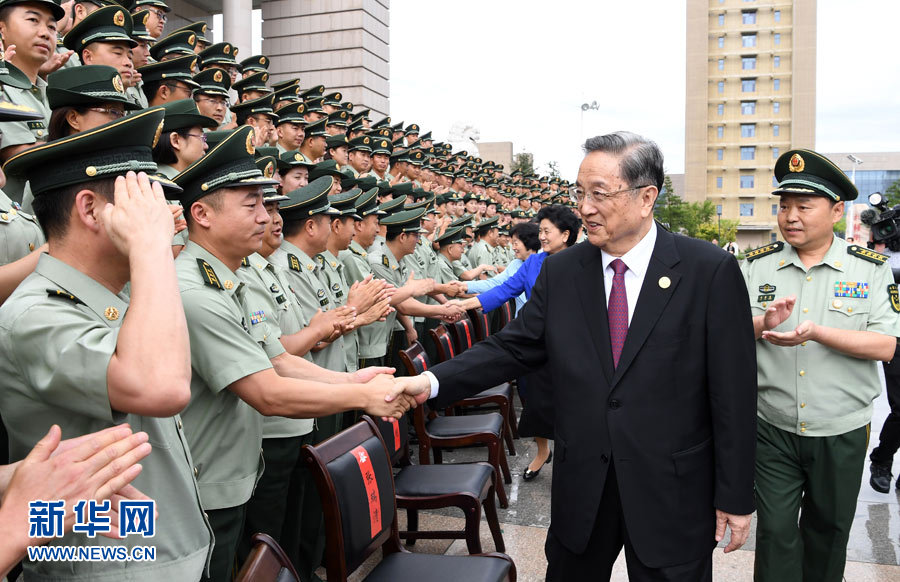 8月7日，中共中央政治局常委、全國政協(xié)主席、中央代表團團長俞正聲率代表團部分成員分別赴內(nèi)蒙古軍區(qū)、武警內(nèi)蒙古總隊、武警內(nèi)蒙古森林總隊慰問，并會見自治區(qū)政法干警代表。這是俞正聲會見武警內(nèi)蒙古總隊官兵。新華社記者 張領 攝