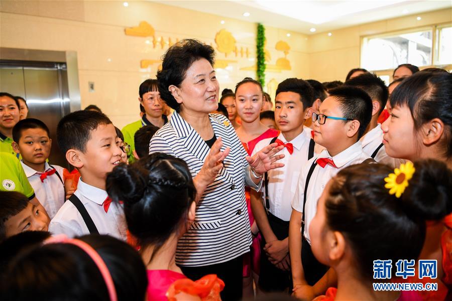 8月10日，中共中央政治局委員、國務院副總理、中央代表團副團長劉延東率中央代表團二分團來到呼倫貝爾，把以習近平同志為核心的黨中央的親切關懷和全國人民的美好祝福帶給當?shù)馗髯甯刹咳罕姟＿@是劉延東在呼倫貝爾市兒童福利院與孩子們在一起。新華社記者 連振 攝