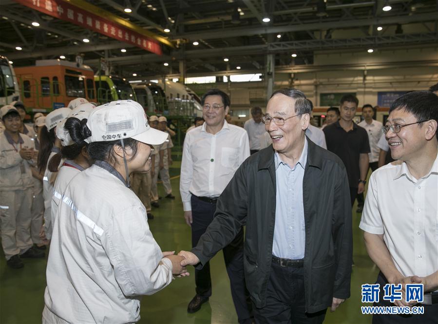 9月3日至5日，中共中央政治局常委、中央紀委書記、中央巡視工作領(lǐng)導(dǎo)小組組長王岐山在湖南省調(diào)研并主持召開巡察工作座談會。這是9月4日，王岐山到中國中車株洲電力機車有限公司考察。新華社記者 王曄 攝
