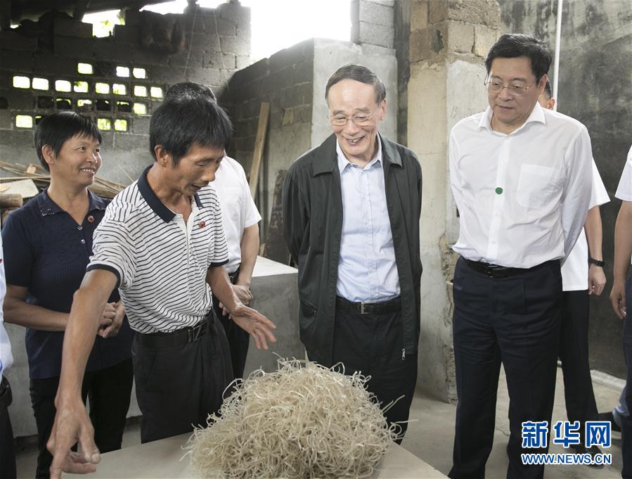 9月3日至5日，中共中央政治局常委、中央紀委書記、中央巡視工作領(lǐng)導(dǎo)小組組長王岐山在湖南省調(diào)研并主持召開巡察工作座談會。這是9月4日，王岐山在瀏陽市官橋鎮(zhèn)石灰嘴村貧困戶家中了解脫貧情況。新華社記者 王曄 攝

