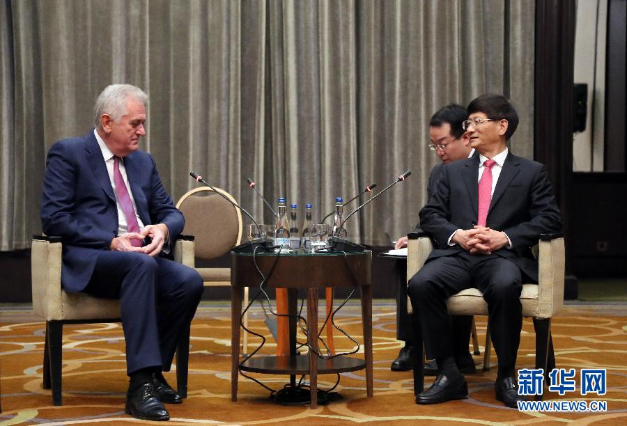 9月11日，在塞爾維亞首都貝爾格萊德，習(xí)近平主席特使、中共中央政治局委員、中央政法委書記孟建柱（右）會(huì)見塞爾維亞前總統(tǒng)尼科利奇（左）。新華社記者王慧娟攝