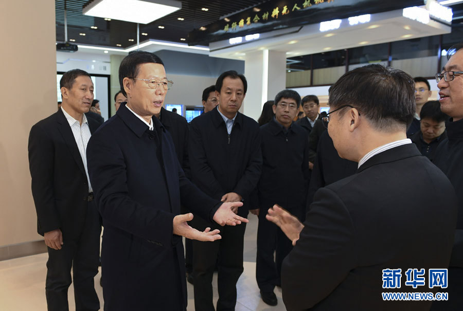 11月14日至15日，國務院副總理張高麗在黑龍江調研。這是11月14日，張高麗到黑龍江工業技術研究院成果展示中心，了解產學研結合推動創新發展情況。 新華社記者 高潔 攝
