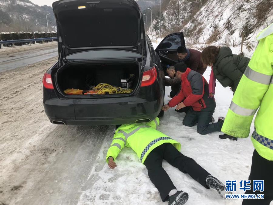 （新華全媒頭條）（4）雨雪冰凍中，他們奮力前行——基層黨員干群抗擊冰雪災(zāi)害紀實