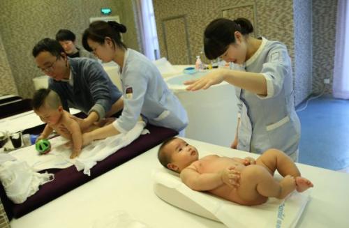 資料圖片：1月30日，母嬰家庭保健師在上海一家月子會所內護理嬰兒。新華社記者 裴鑫 攝