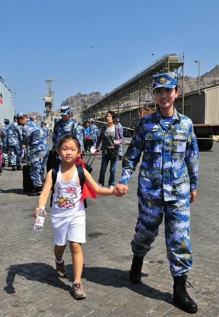 2015年3月，也門，海軍女戰(zhàn)士牽著一名小女孩的手準(zhǔn)備登上軍艦。