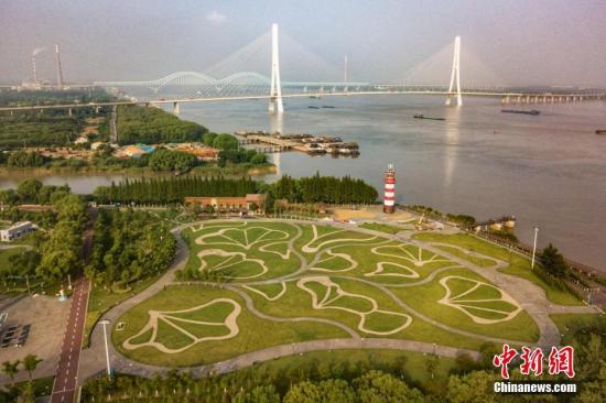 8月9日，航拍南京魚(yú)嘴濕地公園，旁邊就是南京第三長(zhǎng)江大橋。 <a target='_blank' >中新社</a>記者 泱波 攝