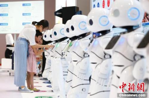圖為8月15日，2018世界機器人大會在北京亦創(chuàng)國際會展中心揭幕，160余家中外機器人領(lǐng)軍企業(yè)帶來的前沿產(chǎn)品集體亮相，讓觀眾直接感受科技改變生活。<a target='_blank' >中新社</a>記者 富田 攝