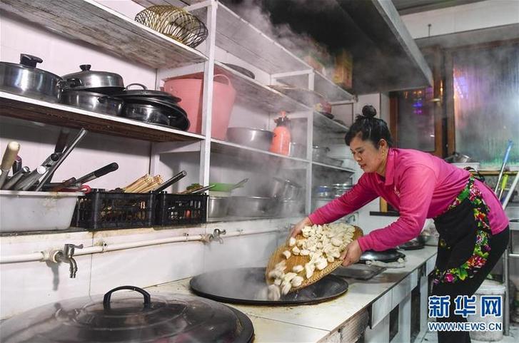 （在習(xí)近平新時(shí)代中國(guó)特色社會(huì)主義思想指引下——新時(shí)代新作為新篇章·圖文互動(dòng)）（6）三年，從無(wú)名小屯到聲名遠(yuǎn)播——這個(gè)“雪鄉(xiāng)”是如何做到的？